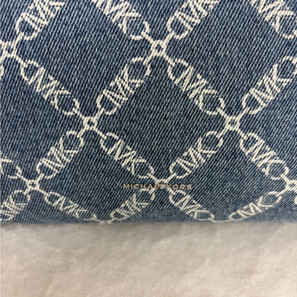 Michael Kors Dakota Medium Pocket Shoulder Bag - Picture 10 of 10